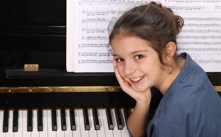 niña-principiante-estudia-en-las-clases-de-piano
